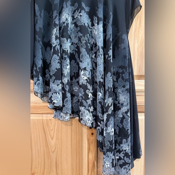 Dressbarn Black and White Diagonal Cut Sheer Chic Floral Poncho Top - Picture 5 of 9